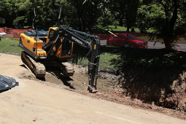 Obras Arreglo Daño Av. Regional
Obras Arreglo Daño Av. Regional
Fecha: 8 Agosto 2022
Para descargar esta fotografía en alta resolución, haga clic sobre la imagen hasta que la misma se despliegue en la pantalla completa; luego dé clic derecho y elija la opción "guardar imagen como". 
En caso de publicación por cualquier medio, solicitamos acompañarla del crédito: "Foto EPM"

Palabras clave: Obras Arreglo Daño Av. Regional