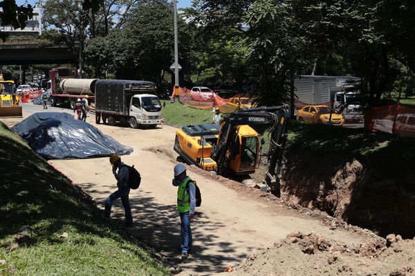 Obras Arreglo Daño Av. Regional
Obras Arreglo Daño Av. Regional
Fecha: 8 Agosto 2022
Para descargar esta fotografía en alta resolución, haga clic sobre la imagen hasta que la misma se despliegue en la pantalla completa; luego dé clic derecho y elija la opción "guardar imagen como". 
En caso de publicación por cualquier medio, solicitamos acompañarla del crédito: "Foto EPM"

Palabras clave: Obras Arreglo Daño Av. Regional