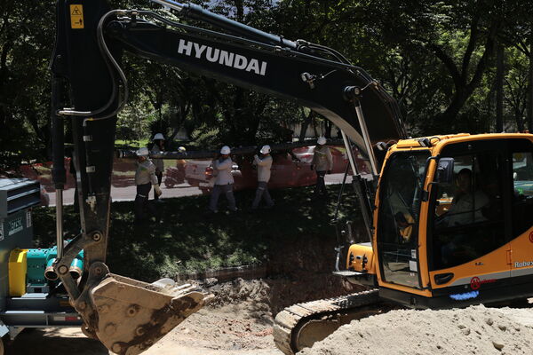 Obras Arreglo Daño Av. Regional
Obras Arreglo Daño Av. Regional
Fecha: 8 Agosto 2022
Para descargar esta fotografía en alta resolución, haga clic sobre la imagen hasta que la misma se despliegue en la pantalla completa; luego dé clic derecho y elija la opción "guardar imagen como". 
En caso de publicación por cualquier medio, solicitamos acompañarla del crédito: "Foto EPM"

Palabras clave: Obras Arreglo Daño Av. Regional