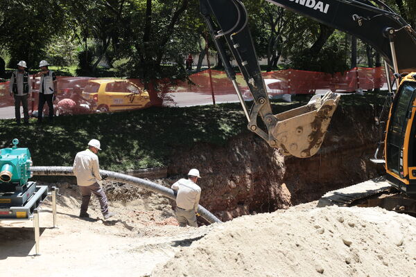 Obras Arreglo Daño Av. Regional
Obras Arreglo Daño Av. Regional
Fecha: 8 Agosto 2022
Para descargar esta fotografía en alta resolución, haga clic sobre la imagen hasta que la misma se despliegue en la pantalla completa; luego dé clic derecho y elija la opción "guardar imagen como". 
En caso de publicación por cualquier medio, solicitamos acompañarla del crédito: "Foto EPM"

Palabras clave: Obras Arreglo Daño Av. Regional