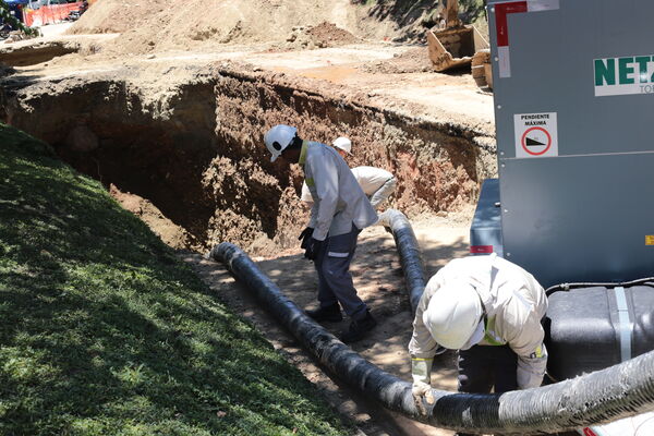 Obras Arreglo Daño Av. Regional
Obras Arreglo Daño Av. Regional
Fecha: 8 Agosto 2022
Para descargar esta fotografía en alta resolución, haga clic sobre la imagen hasta que la misma se despliegue en la pantalla completa; luego dé clic derecho y elija la opción "guardar imagen como". 
En caso de publicación por cualquier medio, solicitamos acompañarla del crédito: "Foto EPM"

Palabras clave: Obras Arreglo Daño Av. Regional