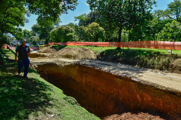 Obras Arreglo Daño Av. Regional
Obras Arreglo Daño Av. Regional
Fecha: 8 Agosto 2022
Para descargar esta fotografía en alta resolución, haga clic sobre la imagen hasta que la misma se despliegue en la pantalla completa; luego dé clic derecho y elija la opción "guardar imagen como". 
En caso de publicación por cualquier medio, solicitamos acompañarla del crédito: "Foto EPM"

Palabras clave: Obras Arreglo Daño Av. Regional