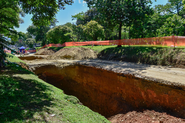 Obras Arreglo Daño Av. Regional
Obras Arreglo Daño Av. Regional
Fecha: 8 Agosto 2022
Para descargar esta fotografía en alta resolución, haga clic sobre la imagen hasta que la misma se despliegue en la pantalla completa; luego dé clic derecho y elija la opción "guardar imagen como". 
En caso de publicación por cualquier medio, solicitamos acompañarla del crédito: "Foto EPM"

Palabras clave: Obras Arreglo Daño Av. Regional