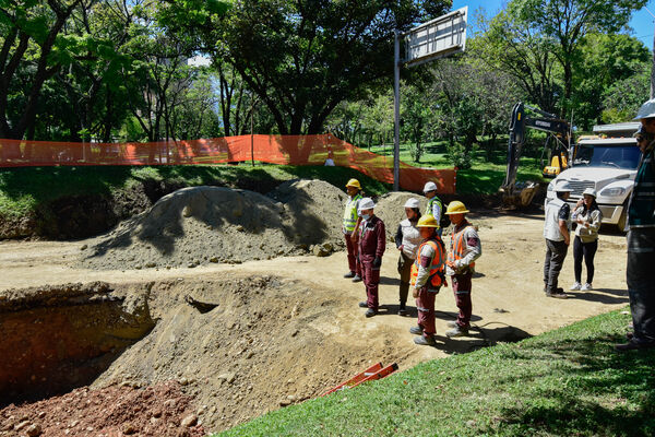 Obras Arreglo Daño Av. Regional
Obras Arreglo Daño Av. Regional
Fecha: 8 Agosto 2022
Para descargar esta fotografía en alta resolución, haga clic sobre la imagen hasta que la misma se despliegue en la pantalla completa; luego dé clic derecho y elija la opción "guardar imagen como". 
En caso de publicación por cualquier medio, solicitamos acompañarla del crédito: "Foto EPM"

Palabras clave: Obras Arreglo Daño Av. Regional