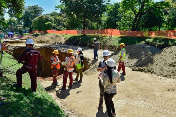 Obras Arreglo Daño Av. Regional
Obras Arreglo Daño Av. Regional
Fecha: 8 Agosto 2022
Para descargar esta fotografía en alta resolución, haga clic sobre la imagen hasta que la misma se despliegue en la pantalla completa; luego dé clic derecho y elija la opción "guardar imagen como". 
En caso de publicación por cualquier medio, solicitamos acompañarla del crédito: "Foto EPM"

Palabras clave: Obras Arreglo Daño Av. Regional