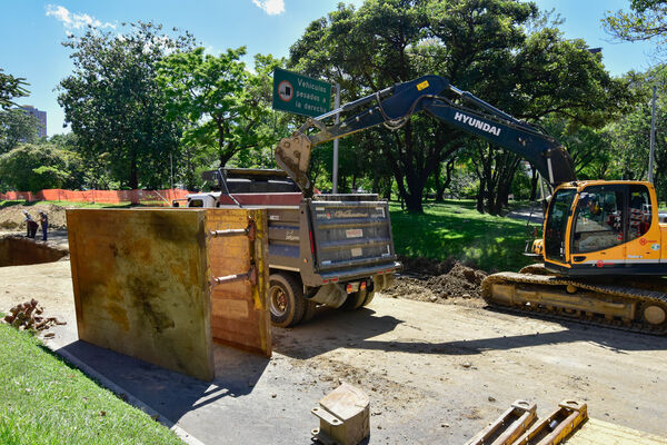 Obras Arreglo Daño Av. Regional
Obras Arreglo Daño Av. Regional
Fecha: 8 Agosto 2022
Para descargar esta fotografía en alta resolución, haga clic sobre la imagen hasta que la misma se despliegue en la pantalla completa; luego dé clic derecho y elija la opción "guardar imagen como". 
En caso de publicación por cualquier medio, solicitamos acompañarla del crédito: "Foto EPM"

Palabras clave: Obras Arreglo Daño Av. Regional