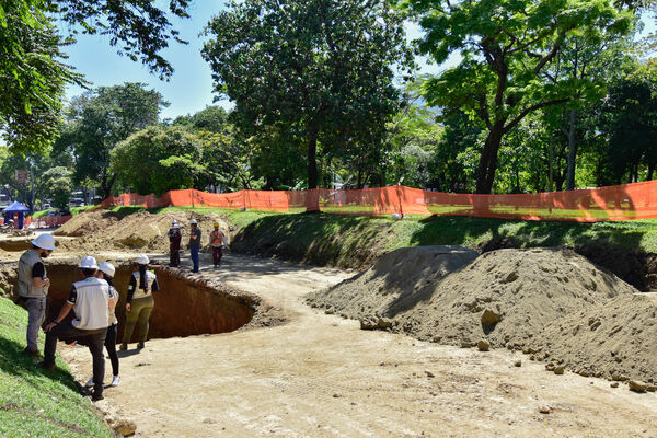 Obras Arreglo Daño Av. Regional
Obras Arreglo Daño Av. Regional
Fecha: 8 Agosto 2022
Para descargar esta fotografía en alta resolución, haga clic sobre la imagen hasta que la misma se despliegue en la pantalla completa; luego dé clic derecho y elija la opción "guardar imagen como". 
En caso de publicación por cualquier medio, solicitamos acompañarla del crédito: "Foto EPM"

Palabras clave: Obras Arreglo Daño Av. Regional