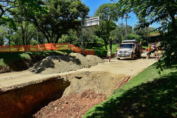 Obras Arreglo Daño Av. Regional
Obras Arreglo Daño Av. Regional
Fecha: 8 Agosto 2022
Para descargar esta fotografía en alta resolución, haga clic sobre la imagen hasta que la misma se despliegue en la pantalla completa; luego dé clic derecho y elija la opción "guardar imagen como". 
En caso de publicación por cualquier medio, solicitamos acompañarla del crédito: "Foto EPM"

Palabras clave: Obras Arreglo Daño Av. Regional