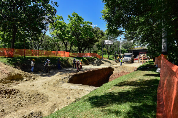 Obras Arreglo Daño Av. Regional
Obras Arreglo Daño Av. Regional
Fecha: 8 Agosto 2022
Para descargar esta fotografía en alta resolución, haga clic sobre la imagen hasta que la misma se despliegue en la pantalla completa; luego dé clic derecho y elija la opción "guardar imagen como". 
En caso de publicación por cualquier medio, solicitamos acompañarla del crédito: "Foto EPM"

Palabras clave: Obras Arreglo Daño Av. Regional