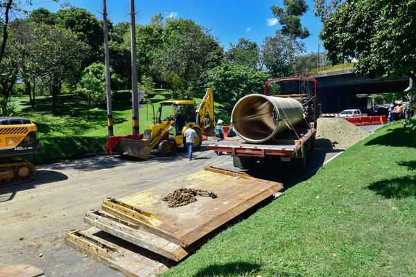 Obras Arreglo Daño Av. Regional
Obras Arreglo Daño Av. Regional
Fecha: 8 Agosto 2022
Para descargar esta fotografía en alta resolución, haga clic sobre la imagen hasta que la misma se despliegue en la pantalla completa; luego dé clic derecho y elija la opción "guardar imagen como". 
En caso de publicación por cualquier medio, solicitamos acompañarla del crédito: "Foto EPM"

Palabras clave: Obras Arreglo Daño Av. Regional