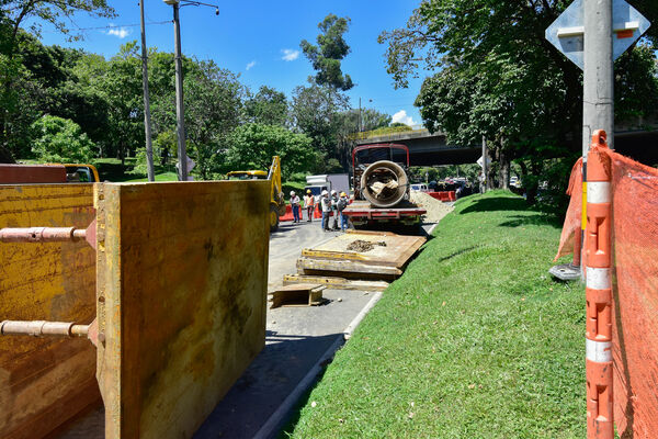 Obras Arreglo Daño Av. Regional
Obras Arreglo Daño Av. Regional
Fecha: 8 Agosto 2022
Para descargar esta fotografía en alta resolución, haga clic sobre la imagen hasta que la misma se despliegue en la pantalla completa; luego dé clic derecho y elija la opción "guardar imagen como". 
En caso de publicación por cualquier medio, solicitamos acompañarla del crédito: "Foto EPM"

Palabras clave: Obras Arreglo Daño Av. Regional