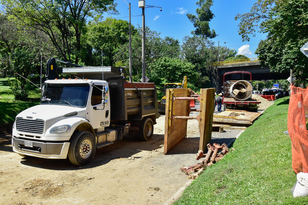 Obras Arreglo Daño Av. Regional
Obras Arreglo Daño Av. Regional
Fecha: 8 Agosto 2022
Para descargar esta fotografía en alta resolución, haga clic sobre la imagen hasta que la misma se despliegue en la pantalla completa; luego dé clic derecho y elija la opción "guardar imagen como". 
En caso de publicación por cualquier medio, solicitamos acompañarla del crédito: "Foto EPM"

Palabras clave: Obras Arreglo Daño Av. Regional