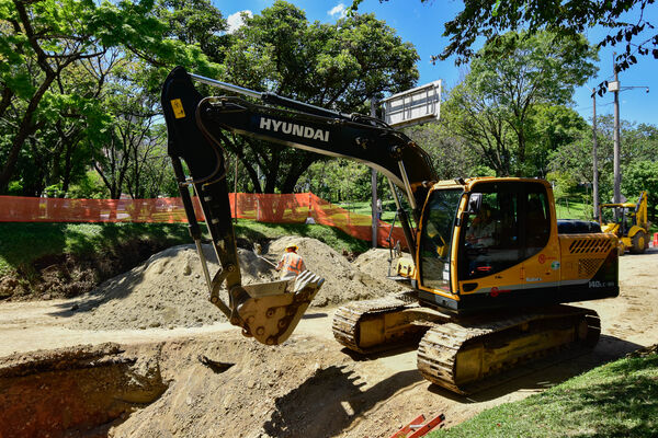 Obras Arreglo Daño Av. Regional
Obras Arreglo Daño Av. Regional
Fecha: 8 Agosto 2022
Para descargar esta fotografía en alta resolución, haga clic sobre la imagen hasta que la misma se despliegue en la pantalla completa; luego dé clic derecho y elija la opción "guardar imagen como". 
En caso de publicación por cualquier medio, solicitamos acompañarla del crédito: "Foto EPM"

Palabras clave: Obras Arreglo Daño Av. Regional