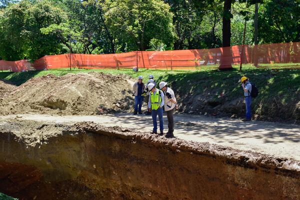 Obras Arreglo Daño Av. Regional
Obras Arreglo Daño Av. Regional
Fecha: 8 Agosto 2022
Para descargar esta fotografía en alta resolución, haga clic sobre la imagen hasta que la misma se despliegue en la pantalla completa; luego dé clic derecho y elija la opción "guardar imagen como". 
En caso de publicación por cualquier medio, solicitamos acompañarla del crédito: "Foto EPM"

Palabras clave: Obras Arreglo Daño Av. Regional