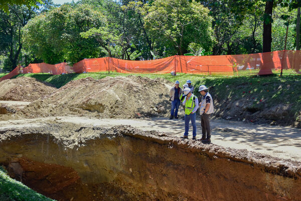 Obras Arreglo Daño Av. Regional
Obras Arreglo Daño Av. Regional
Fecha: 8 Agosto 2022
Para descargar esta fotografía en alta resolución, haga clic sobre la imagen hasta que la misma se despliegue en la pantalla completa; luego dé clic derecho y elija la opción "guardar imagen como". 
En caso de publicación por cualquier medio, solicitamos acompañarla del crédito: "Foto EPM"

Palabras clave: Obras Arreglo Daño Av. Regional