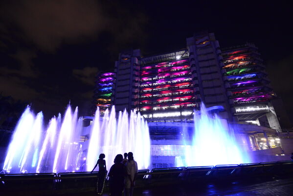 Fuentes de luz Edificio EPM
Fuentes de luz Edificio EPM
Fecha: 22 de diciembre 2022
Para descargar esta fotografía en alta resolución, haga clic sobre la imagen hasta que la misma se despliegue en la pantalla completa; luego dé clic derecho y elija la opción "guardar imagen como".
En caso de publicación por cualquier medio, solicitamos acompañarla del crédito: "Cortesía EPM".

Palabras clave: Fuentes Luz Edificio EPM