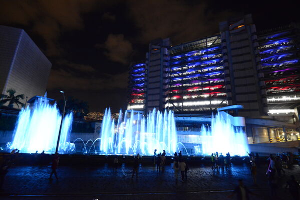 Fuentes de luz Edificio EPM
Fuentes de luz Edificio EPM
Fecha: 22 de diciembre 2022
Para descargar esta fotografía en alta resolución, haga clic sobre la imagen hasta que la misma se despliegue en la pantalla completa; luego dé clic derecho y elija la opción "guardar imagen como".
En caso de publicación por cualquier medio, solicitamos acompañarla del crédito: "Cortesía EPM".

Palabras clave: Fuentes Luz Edificio EPM