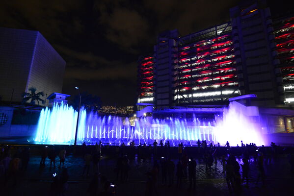 Fuentes de luz Edificio EPM
Fuentes de luz Edificio EPM
Fecha: 22 de diciembre 2022
Para descargar esta fotografía en alta resolución, haga clic sobre la imagen hasta que la misma se despliegue en la pantalla completa; luego dé clic derecho y elija la opción "guardar imagen como".
En caso de publicación por cualquier medio, solicitamos acompañarla del crédito: "Cortesía EPM".
Palabras clave: Fuentes Luz Edificio EPM