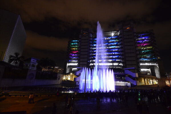 Fuentes de luz Edificio EPM
Fuentes de luz Edificio EPM
Fecha: 22 de diciembre 2022
Para descargar esta fotografía en alta resolución, haga clic sobre la imagen hasta que la misma se despliegue en la pantalla completa; luego dé clic derecho y elija la opción "guardar imagen como".
En caso de publicación por cualquier medio, solicitamos acompañarla del crédito: "Cortesía EPM".
Palabras clave: Fuentes Luz Edificio EPM