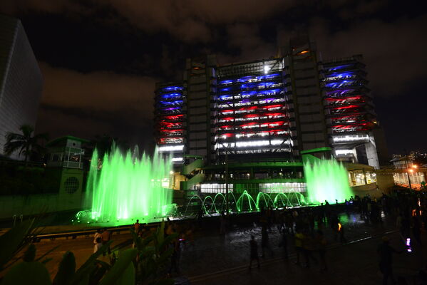 Fuentes de luz Edificio EPM
Fuentes de luz Edificio EPM
Fecha: 22 de diciembre 2022
Para descargar esta fotografía en alta resolución, haga clic sobre la imagen hasta que la misma se despliegue en la pantalla completa; luego dé clic derecho y elija la opción "guardar imagen como".
En caso de publicación por cualquier medio, solicitamos acompañarla del crédito: "Cortesía EPM".
Palabras clave: Fuentes Luz Edificio EPM