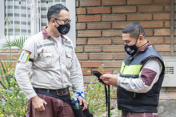 Lectores Contadores
Lectores de Contadores 
Fecha: 21 Diciembre 2021.
Para descargar esta fotografía en alta resolución, haga clic sobre la imagen hasta que la misma se despliegue en la pantalla completa; luego dé clic derecho y elija la opción "guardar imagen como". 
En caso de publicación por cualquier medio, solicitamos acompañarla del crédito: "Foto EPM" 
Palabras clave: Lectores Contadores