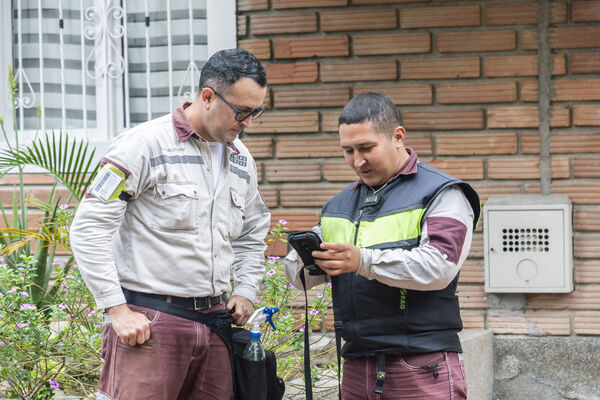 Lectores Contadores
Lectores de Contadores 
Fecha: 21 Diciembre 2021.
Para descargar esta fotografía en alta resolución, haga clic sobre la imagen hasta que la misma se despliegue en la pantalla completa; luego dé clic derecho y elija la opción "guardar imagen como". 
En caso de publicación por cualquier medio, solicitamos acompañarla del crédito: "Foto EPM" 
Palabras clave: Lectores Contadores