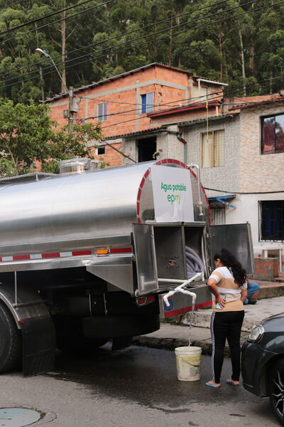 Abastecimiento Agua Carro Tanque
Abastecimiento Agua Carro Tanque
Fecha: 23 Julio 2022
Para descargar esta fotografía en alta resolución, haga clic sobre la imagen hasta que la misma se despliegue en la pantalla completa; luego dé clic derecho y elija la opción "guardar imagen como". 
En caso de publicación por cualquier medio, solicitamos acompañarla del crédito: "Foto EPM"
Palabras clave: Abastecimiento Agua Carro Tanque