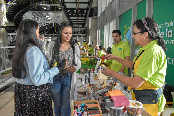 Mercados Verdes EPM
Para descargar esta fotografía en alta resolución, haga clic sobre la imagen hasta que la misma se despliegue en la pantalla completa; luego dé clic derecho y elija la opción "guardar imagen como".
En caso de publicación por cualquier medio, solicitamos acompañarla del crédito: "Foto EPM"
Palabras clave: Mercados Verdes EPM