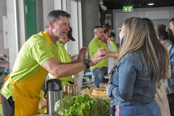 Mercados Verdes EPM
Para descargar esta fotografía en alta resolución, haga clic sobre la imagen hasta que la misma se despliegue en la pantalla completa; luego dé clic derecho y elija la opción "guardar imagen como".
En caso de publicación por cualquier medio, solicitamos acompañarla del crédito: "Foto EPM"
Palabras clave: Mercados Verdes EPM