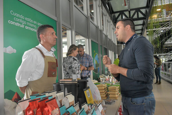 Mercados Verdes EPM
Para descargar esta fotografía en alta resolución, haga clic sobre la imagen hasta que la misma se despliegue en la pantalla completa; luego dé clic derecho y elija la opción "guardar imagen como".
En caso de publicación por cualquier medio, solicitamos acompañarla del crédito: "Foto EPM"
Palabras clave: Mercados Verdes EPM