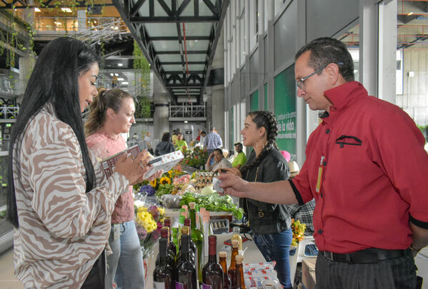 Mercados Verdes EPM
Para descargar esta fotografía en alta resolución, haga clic sobre la imagen hasta que la misma se despliegue en la pantalla completa; luego dé clic derecho y elija la opción "guardar imagen como".
En caso de publicación por cualquier medio, solicitamos acompañarla del crédito: "Foto EPM"
Palabras clave: Mercados Verdes EPM