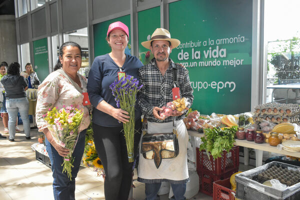 Mercados Verdes EPM
Para descargar esta fotografía en alta resolución, haga clic sobre la imagen hasta que la misma se despliegue en la pantalla completa; luego dé clic derecho y elija la opción "guardar imagen como".
En caso de publicación por cualquier medio, solicitamos acompañarla del crédito: "Foto EPM"
Palabras clave: Mercados Verdes EPM