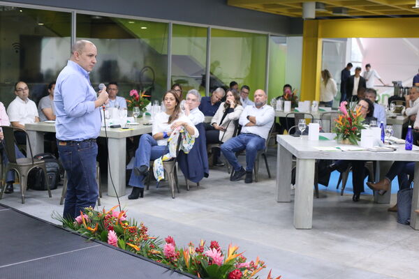 Encuentro Directivos EPM Ruta N 
Encuentro Directivos EPM Ruta N  
Fecha: 28 Abril 2023
Para descargar esta fotografía en alta resolución, haga clic sobre la imagen hasta que la misma se despliegue en la pantalla completa; luego dé clic derecho y elija la opción "guardar imagen como". 
En caso de publicación por cualquier medio, solicitamos acompañarla del crédito: "Foto EPM"
Palabras clave: Encuentro Directivos EPM Ruta N