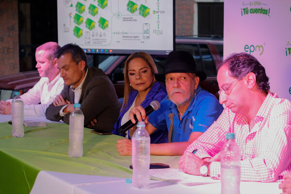 Comunidad piloto sistema de paneles solares
Comunidad piloto sistema de paneles solares
Fecha: 2023 Abr 19
Para descargar esta fotografía en alta resolución, haga clic sobre la imagen hasta que la misma se despliegue en la pantalla completa; luego dé clic derecho y elija la opción "guardar imagen como". 
En caso de publicación por cualquier medio, solicitamos acompañarla del crédito: "Foto EPM"
Palabras clave: Comunidad piloto sistema paneles solares