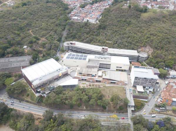 Solución solar Transmateriales,Tennis Golf Club, Centro Comercial El Puente
Solución solar Transmateriales,Tennis Golf Club, Centro Comercial El Puente
Fecha: 03 Agosto 2023 
Para descargar esta fotografía en alta resolución, haga clic sobre la imagen hasta que la misma se despliegue en la pantalla completa; luego dé clic derecho y elija la opción "guardar imagen como".
En caso de publicación por cualquier medio, solicitamos acompañarla del crédito: "Foto EPM"
Palabras clave: Solución solar Transmateriales Tennis Golf Club Centro Comercial El Puente