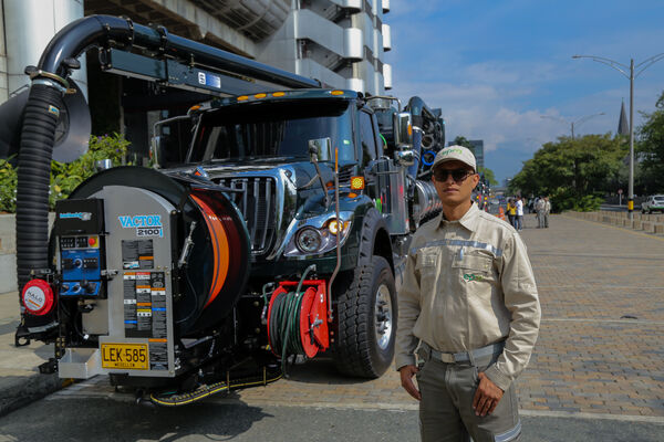 Nueva flota vehicular presión succión 
Nueva flota vehicular presión succión 
Fecha: 21 Diciembre 2023 
Para descargar esta fotografía en alta resolución, haga clic sobre la imagen hasta que la misma se despliegue en la pantalla completa; luego dé clic derecho y elija la opción "guardar imagen como". 
En caso de publicación por cualquier medio, solicitamos acompañarla del crédito: "Foto EPM"
Palabras clave: Nueva flota vehicular presión succión