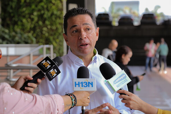 Nueva flota vehicular presión succión 
Nueva flota vehicular presión succión 
Fecha: 21 Diciembre 2023 
Para descargar esta fotografía en alta resolución, haga clic sobre la imagen hasta que la misma se despliegue en la pantalla completa; luego dé clic derecho y elija la opción "guardar imagen como". 
En caso de publicación por cualquier medio, solicitamos acompañarla del crédito: "Foto EPM"
Palabras clave: Nueva flota vehicular presión succión