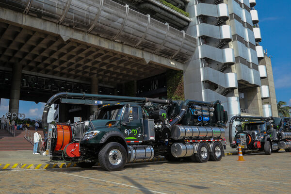 Nueva flota vehicular presión succión 
Nueva flota vehicular presión succión 
Fecha: 21 Diciembre 2023 
Para descargar esta fotografía en alta resolución, haga clic sobre la imagen hasta que la misma se despliegue en la pantalla completa; luego dé clic derecho y elija la opción "guardar imagen como". 
En caso de publicación por cualquier medio, solicitamos acompañarla del crédito: "Foto EPM"
Palabras clave: Nueva flota vehicular presión succión