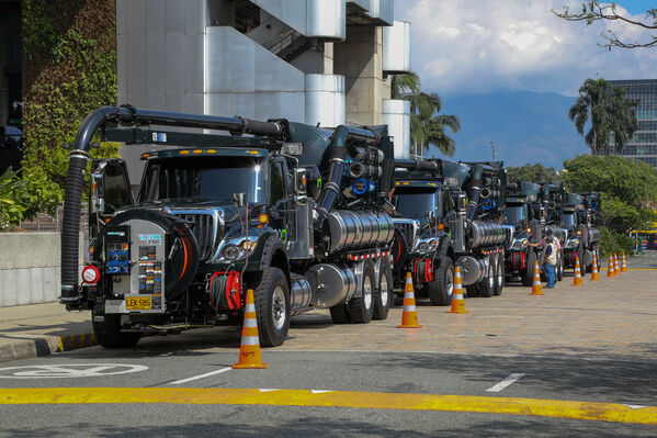 Nueva flota vehicular presión succión 
Nueva flota vehicular presión succión 
Fecha: 21 Diciembre 2023 
Para descargar esta fotografía en alta resolución, haga clic sobre la imagen hasta que la misma se despliegue en la pantalla completa; luego dé clic derecho y elija la opción "guardar imagen como". 
En caso de publicación por cualquier medio, solicitamos acompañarla del crédito: "Foto EPM"
Palabras clave: Nueva flota vehicular presión succión