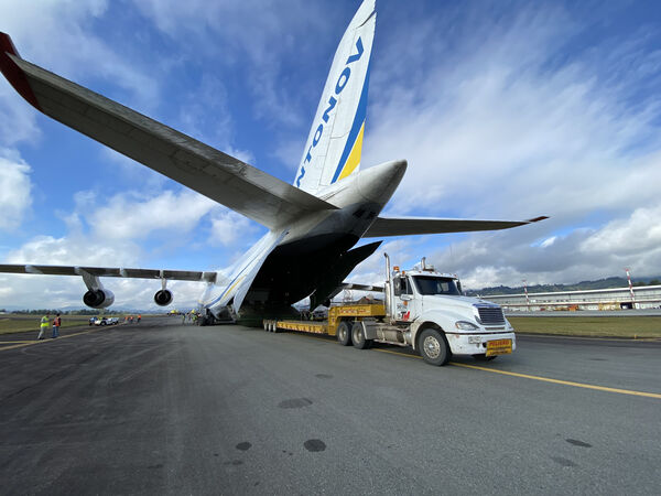 A bordo de avión Antonov llegó compuerta para Hidroituango
A bordo de avión Antonov llegó compuerta para Hidroituango
Fecha: 27 Jun 2023 
Para descargar esta fotografía en alta resolución, haga clic sobre la imagen hasta que la misma se despliegue en la pantalla completa; luego dé clic derecho y elija la opción "guardar imagen como". 
En caso de publicación por cualquier medio, solicitamos acompañarla del crédito: "Foto EPM"

