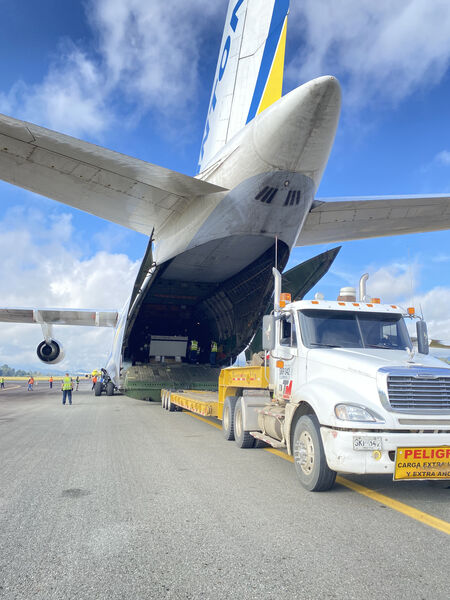 A bordo de avión Antonov llegó compuerta para Hidroituango
A bordo de avión Antonov llegó compuerta para Hidroituango
Fecha: 27 Jun 2023 
Para descargar esta fotografía en alta resolución, haga clic sobre la imagen hasta que la misma se despliegue en la pantalla completa; luego dé clic derecho y elija la opción "guardar imagen como". 
En caso de publicación por cualquier medio, solicitamos acompañarla del crédito: "Foto EPM"

