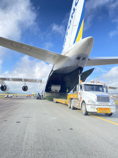 A bordo de avión Antonov llegó compuerta para Hidroituango
A bordo de avión Antonov llegó compuerta para Hidroituango
Fecha: 27 Jun 2023 
Para descargar esta fotografía en alta resolución, haga clic sobre la imagen hasta que la misma se despliegue en la pantalla completa; luego dé clic derecho y elija la opción "guardar imagen como". 
En caso de publicación por cualquier medio, solicitamos acompañarla del crédito: "Foto EPM"

