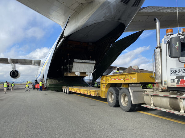 A bordo de avión Antonov llegó compuerta para Hidroituango
A bordo de avión Antonov llegó compuerta para Hidroituango
Fecha: 27 Jun 2023 
Para descargar esta fotografía en alta resolución, haga clic sobre la imagen hasta que la misma se despliegue en la pantalla completa; luego dé clic derecho y elija la opción "guardar imagen como". 
En caso de publicación por cualquier medio, solicitamos acompañarla del crédito: "Foto EPM"

