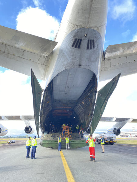 A bordo de avión Antonov llegó compuerta para Hidroituango
A bordo de avión Antonov llegó compuerta para Hidroituango
Fecha: 27 Jun 2023 
Para descargar esta fotografía en alta resolución, haga clic sobre la imagen hasta que la misma se despliegue en la pantalla completa; luego dé clic derecho y elija la opción "guardar imagen como". 
En caso de publicación por cualquier medio, solicitamos acompañarla del crédito: "Foto EPM"

