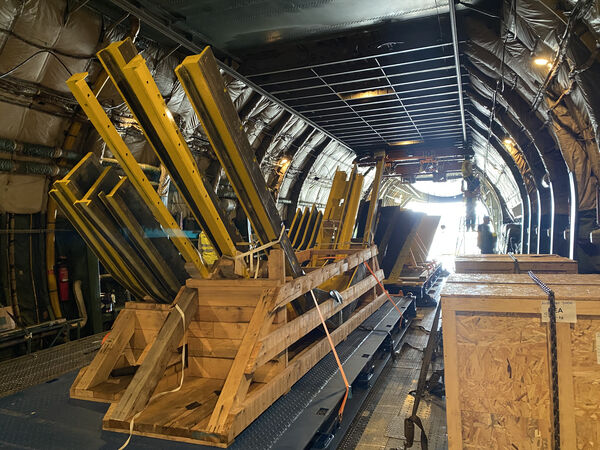 A bordo de avión Antonov llegó compuerta para Hidroituango
A bordo de avión Antonov llegó compuerta para Hidroituango
Fecha: 27 Jun 2023 
Para descargar esta fotografía en alta resolución, haga clic sobre la imagen hasta que la misma se despliegue en la pantalla completa; luego dé clic derecho y elija la opción "guardar imagen como". 
En caso de publicación por cualquier medio, solicitamos acompañarla del crédito: "Foto EPM"

