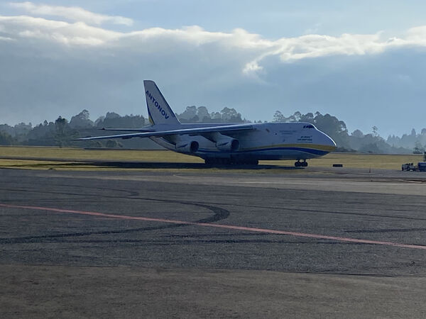 A bordo de avión Antonov llegó compuerta para Hidroituango
A bordo de avión Antonov llegó compuerta para Hidroituango
Fecha: 27 Jun 2023 
Para descargar esta fotografía en alta resolución, haga clic sobre la imagen hasta que la misma se despliegue en la pantalla completa; luego dé clic derecho y elija la opción "guardar imagen como". 
En caso de publicación por cualquier medio, solicitamos acompañarla del crédito: "Foto EPM"

