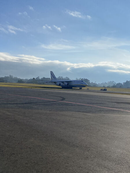 A bordo de avión Antonov llegó compuerta para Hidroituango
A bordo de avión Antonov llegó compuerta para Hidroituango
Fecha: 27 Jun 2023 
Para descargar esta fotografía en alta resolución, haga clic sobre la imagen hasta que la misma se despliegue en la pantalla completa; luego dé clic derecho y elija la opción "guardar imagen como". 
En caso de publicación por cualquier medio, solicitamos acompañarla del crédito: "Foto EPM"

