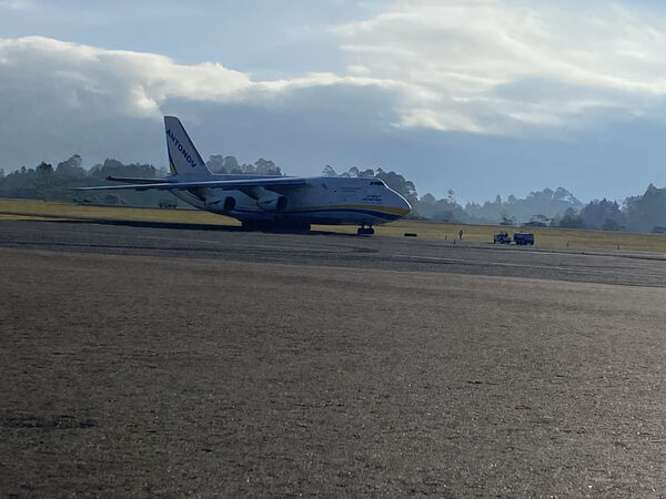 A bordo de avión Antonov llegó compuerta para Hidroituango
A bordo de avión Antonov llegó compuerta para Hidroituango
Fecha: 27 Jun 2023 
Para descargar esta fotografía en alta resolución, haga clic sobre la imagen hasta que la misma se despliegue en la pantalla completa; luego dé clic derecho y elija la opción "guardar imagen como". 
En caso de publicación por cualquier medio, solicitamos acompañarla del crédito: "Foto EPM"

