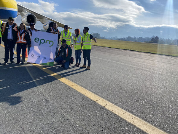 A bordo de avión Antonov llegó compuerta para Hidroituango
A bordo de avión Antonov llegó compuerta para Hidroituango
Fecha: 27 Jun 2023 
Para descargar esta fotografía en alta resolución, haga clic sobre la imagen hasta que la misma se despliegue en la pantalla completa; luego dé clic derecho y elija la opción "guardar imagen como". 
En caso de publicación por cualquier medio, solicitamos acompañarla del crédito: "Foto EPM"

