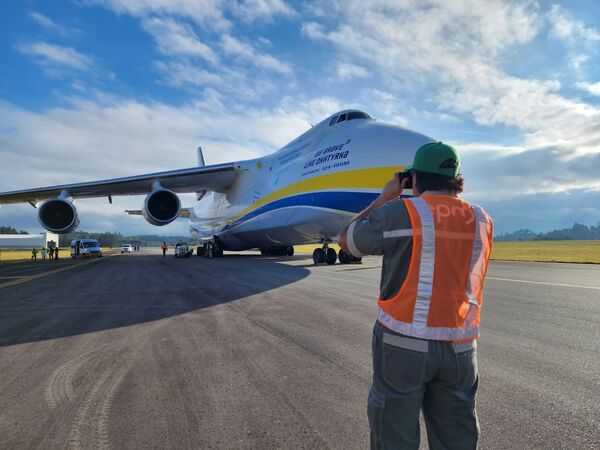 A bordo de avión Antonov llegó compuerta para Hidroituango
A bordo de avión Antonov llegó compuerta para Hidroituango
Fecha: 27 Jun 2023 
Para descargar esta fotografía en alta resolución, haga clic sobre la imagen hasta que la misma se despliegue en la pantalla completa; luego dé clic derecho y elija la opción "guardar imagen como". 
En caso de publicación por cualquier medio, solicitamos acompañarla del crédito: "Foto EPM"

